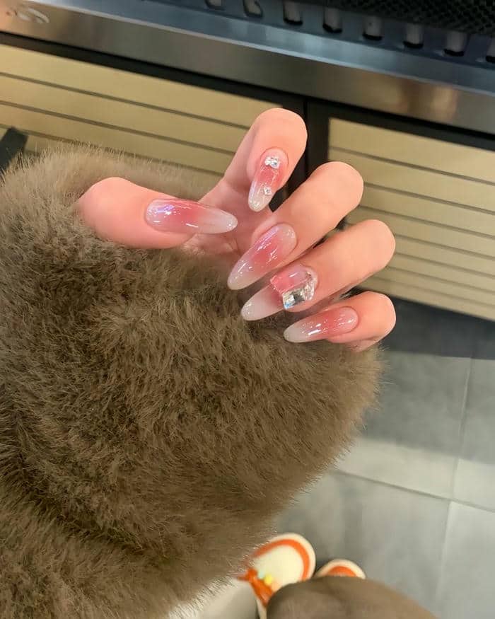 Mẫu nail loang lòng đào màu hồng thạch kết hợp đá khối