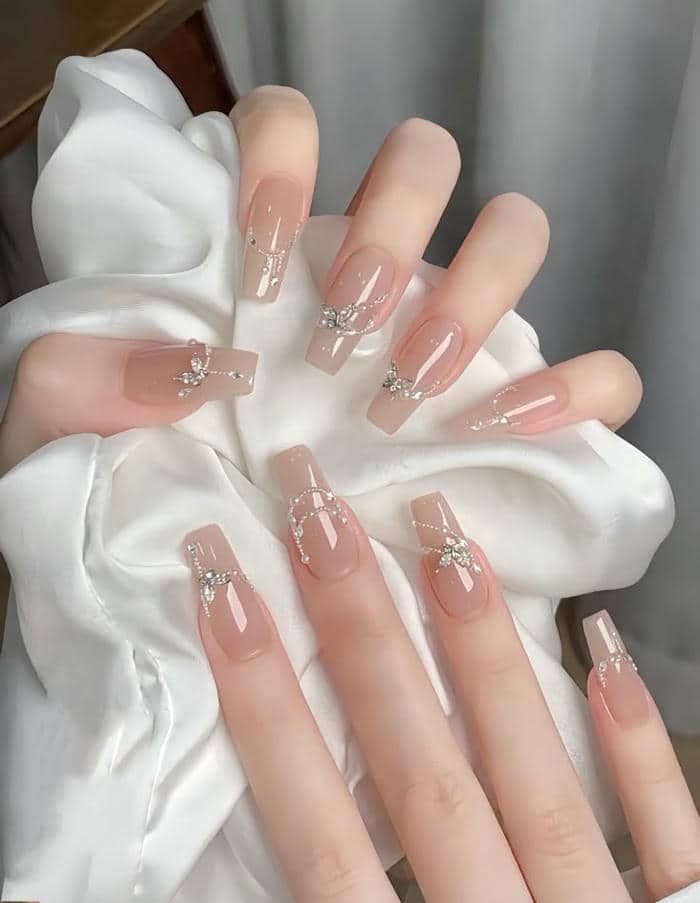 Mẫu nail tay màu nude thạch đính đá cầu kỳ