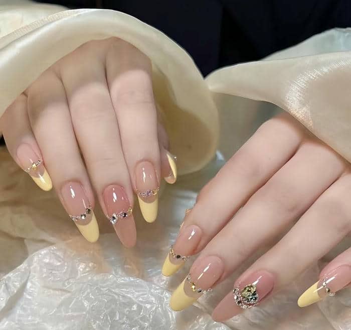 ảnh mẫu mẫu nail màu vàng đính đá