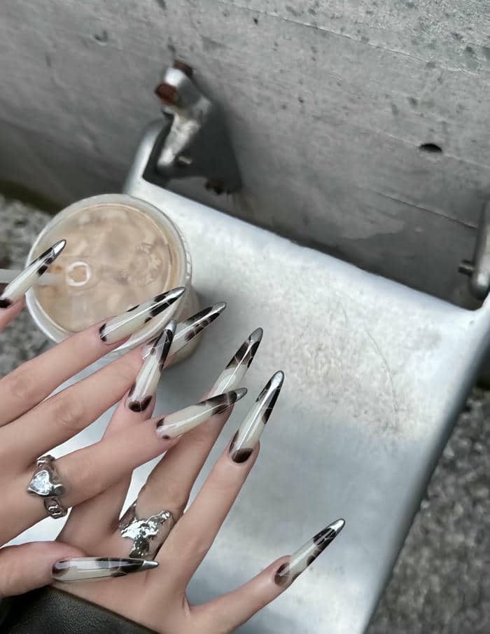 ảnh mẫu nail đen cá tính nhọn