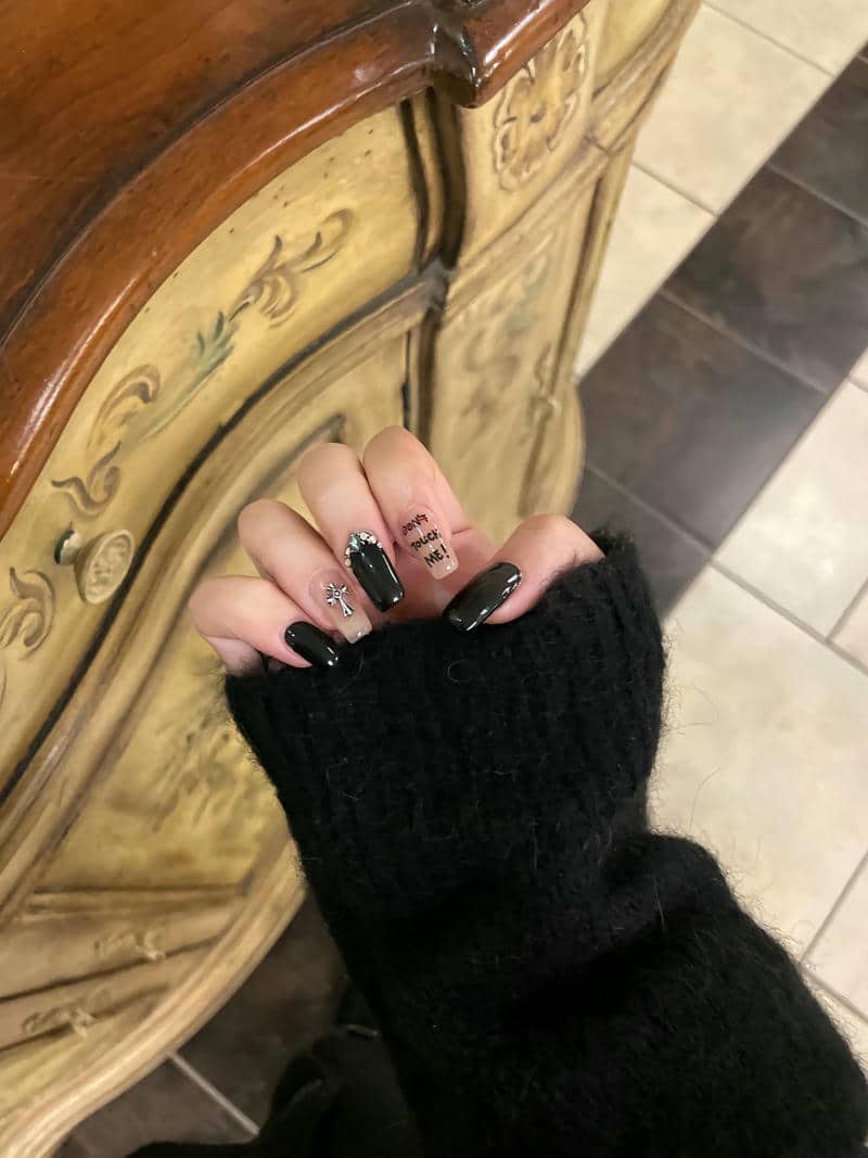 ảnh mẫu nail đen đẹp, cá tính