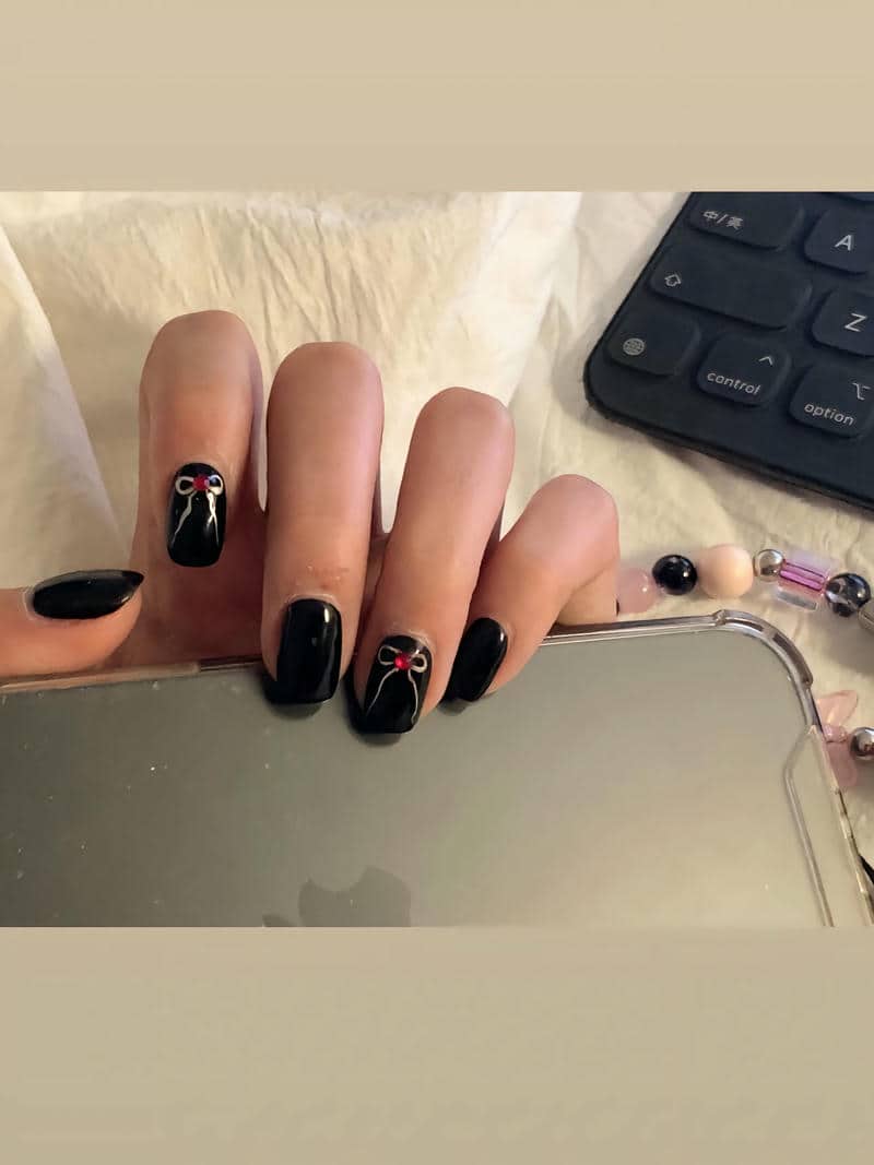 ảnh mẫu nail đen đơn giản