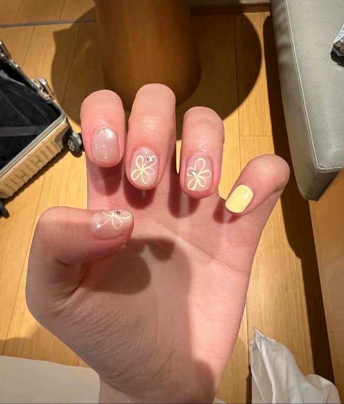 ảnh mẫu nail màu vàng cute