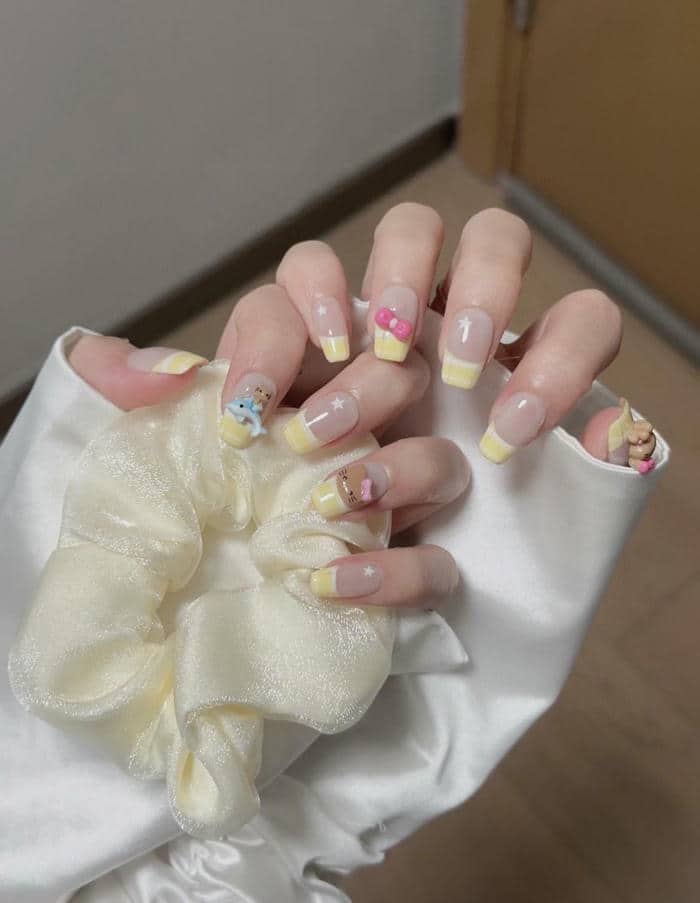 ảnh mẫu nail màu vàng