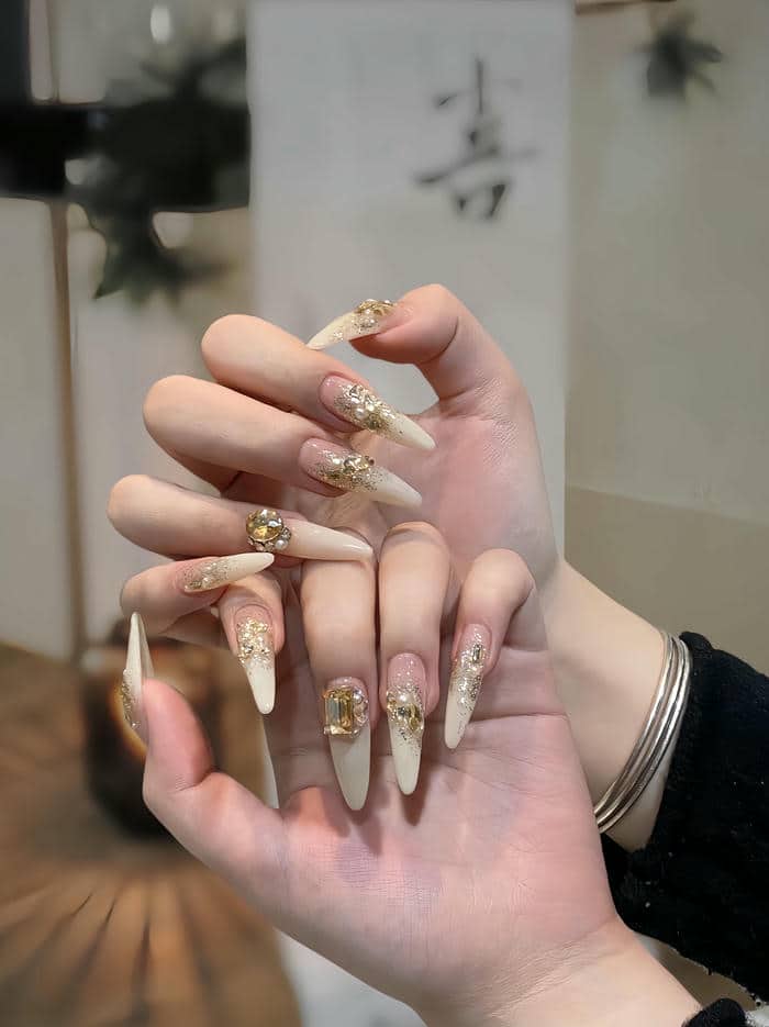 ảnh mẫu nail sang chảnh đính đá