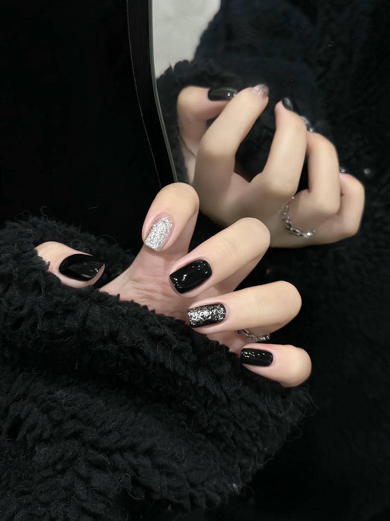 ảnh mẫu nail trắng đen đơn giản