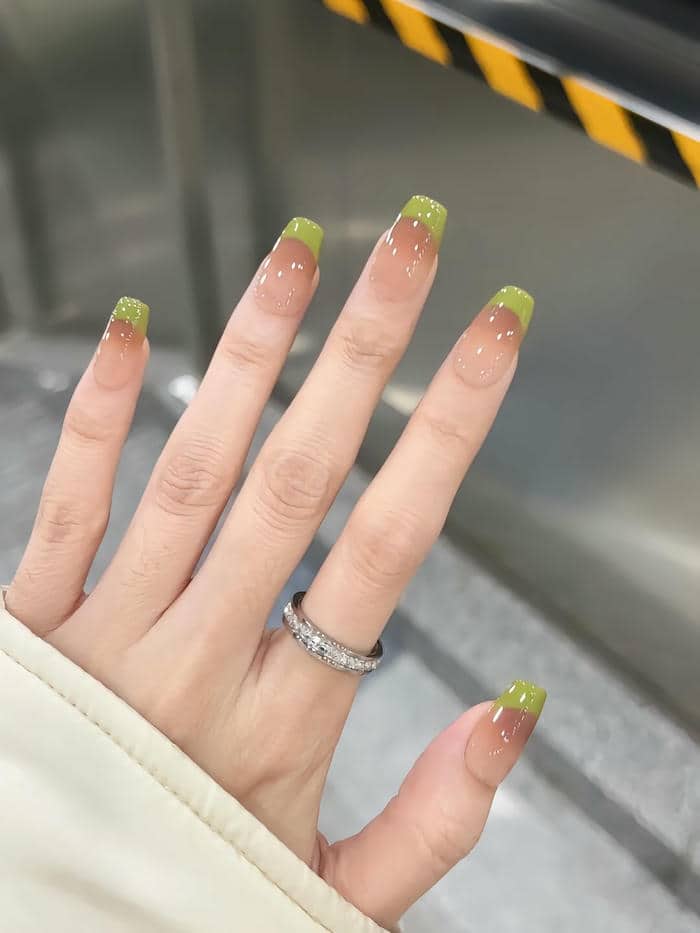 ảnh mẫu nail xanh lá đơn giản