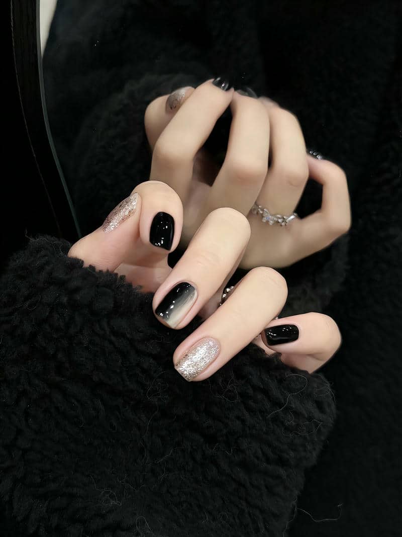 ảnh nail đen trắng sang chảnh