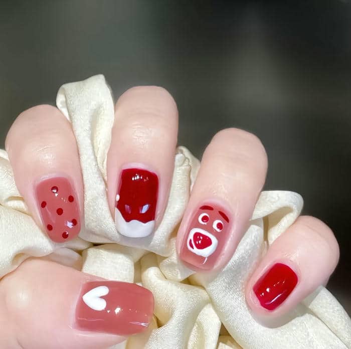 ảnh nail gấu dâu đơn giản