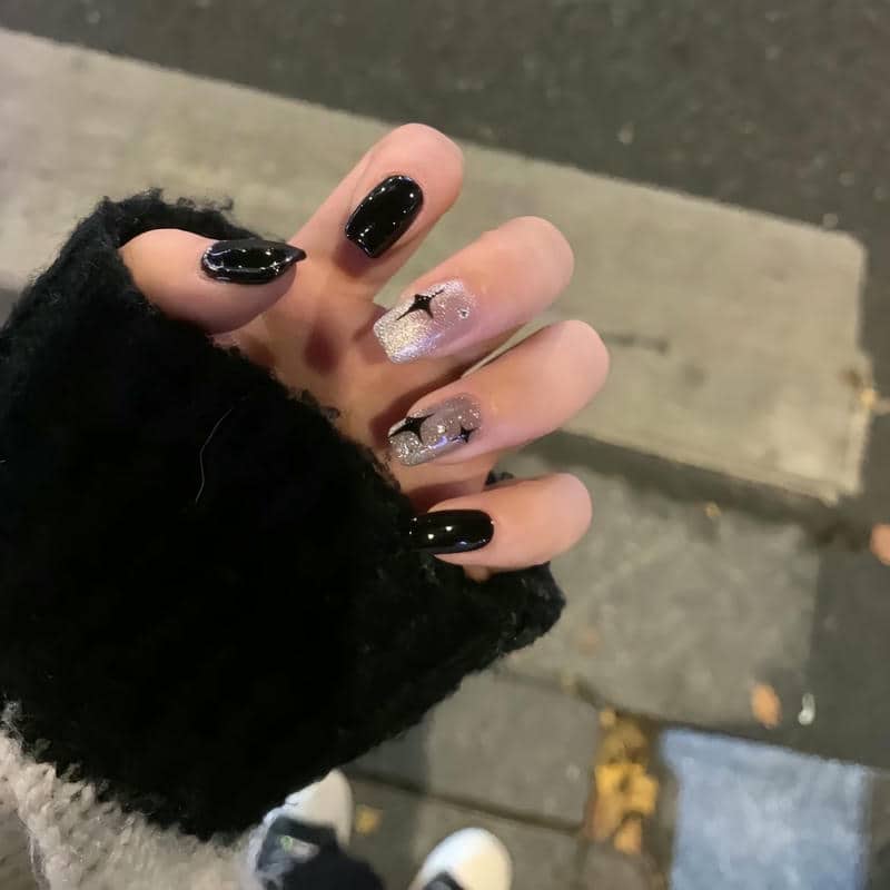 ảnh nail màu đen sang chảnh