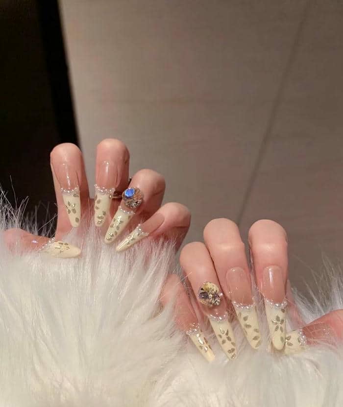 ảnh nail màu vàng đính đá sang chảnh