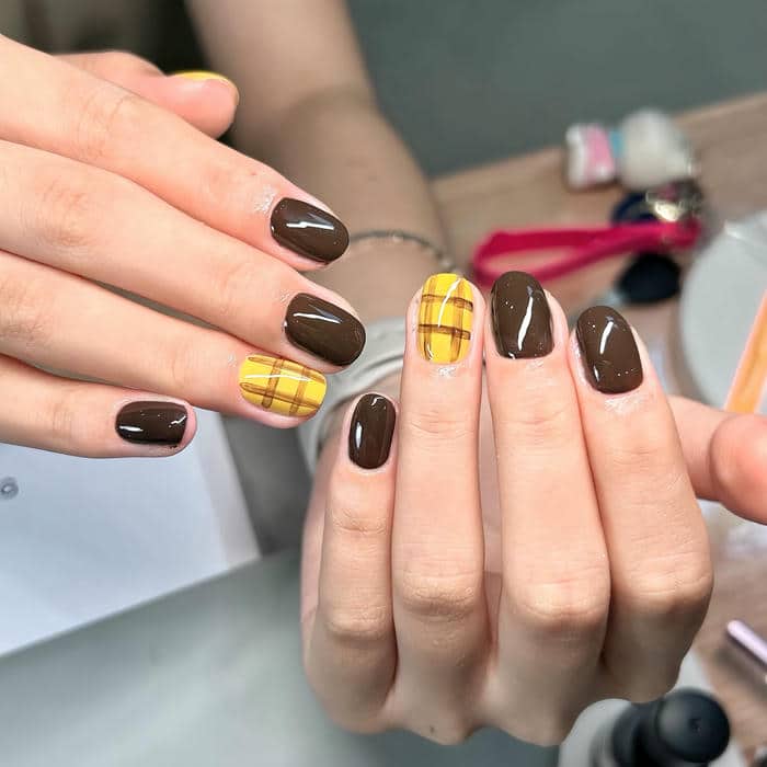 ảnh nail màu vàng nâu