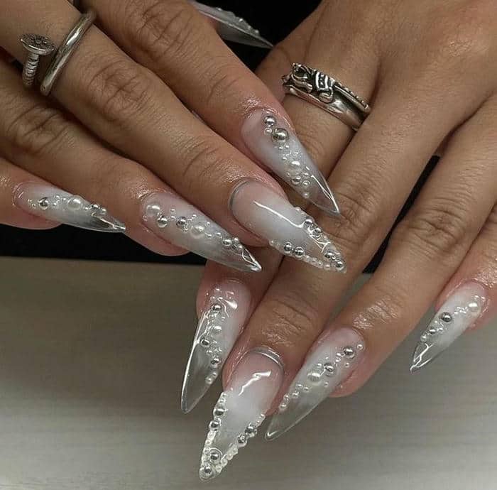 ảnh nail trong suốt đính đá sang chảnh