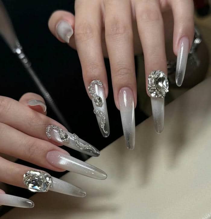 ảnh nail trong suốt đính đá