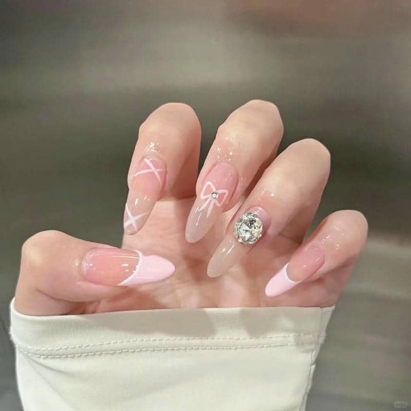 mẫu nail bánh bèo đính đá