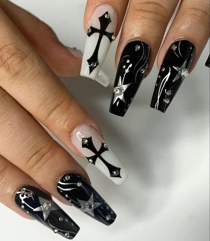 mẫu nail cá tính đen trắng
