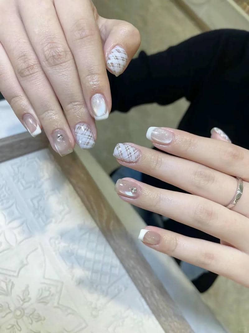 mẫu nail caro đơn giản