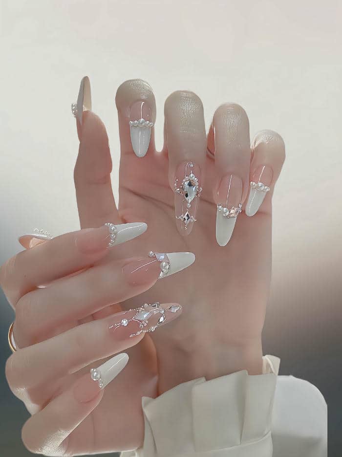 mẫu nail cô dâu màu trắng đính đá