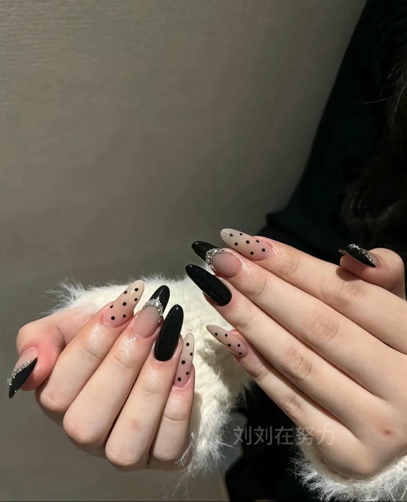 mẫu nail đen cá tính nhọn