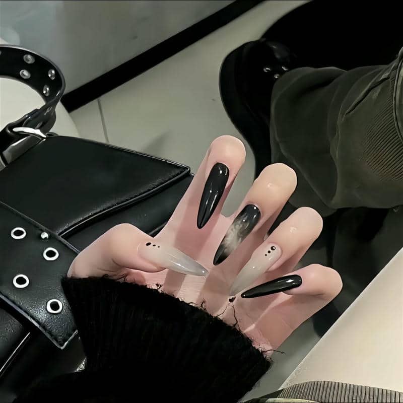 mẫu nail đen cá tính nhọn