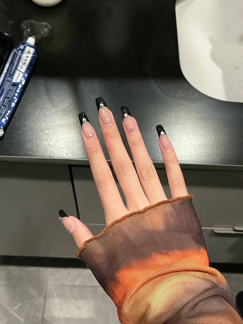 mẫu nail đen đơn giản