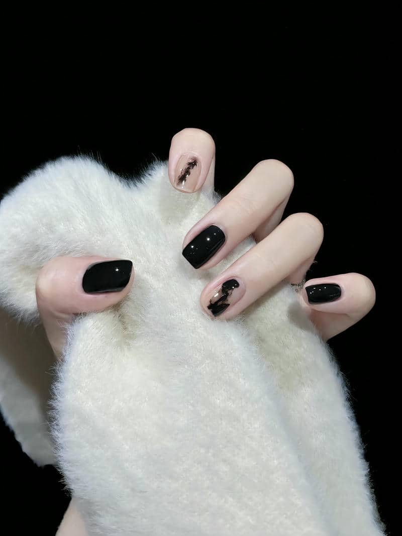 mẫu nail đen ngầu