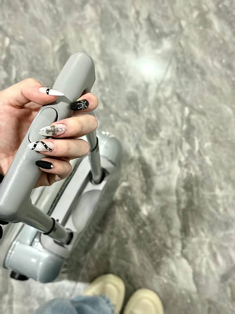 mẫu nail đen trắng cute