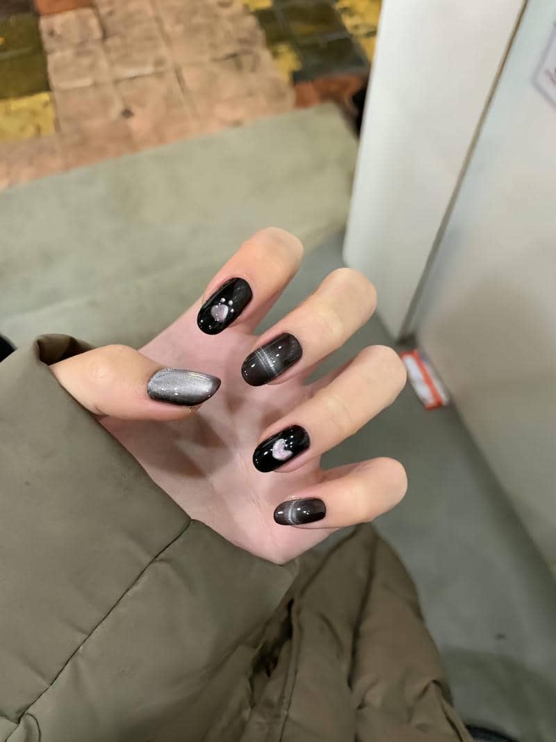 mẫu nail đen vẽ