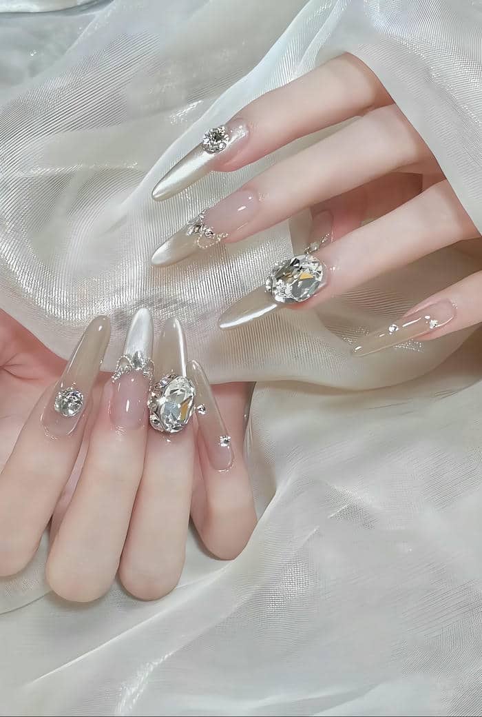 mẫu nail đẹp cho cô dâu chụp ảnh cưới