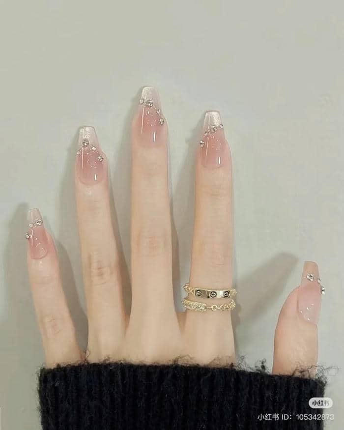 mẫu nail đính đá nhẹ nhàng