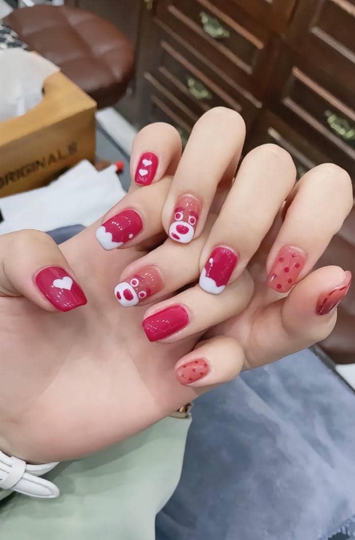 mẫu nail gấu dâu đơn giản