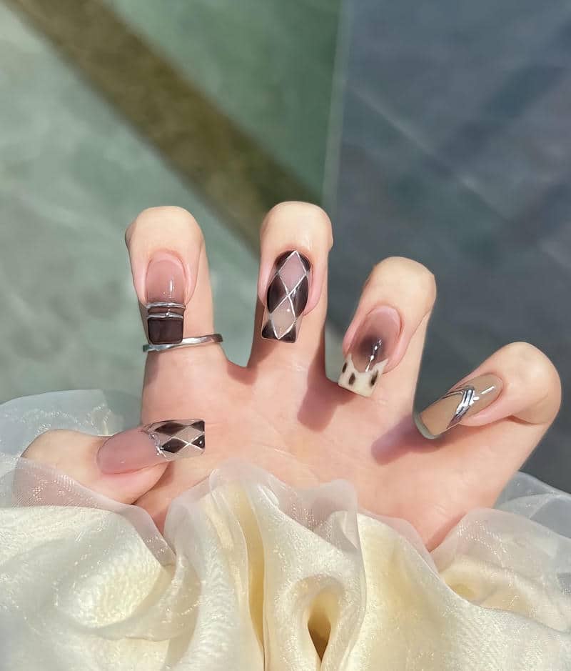 mẫu nail kẻ sọc hàn quốc