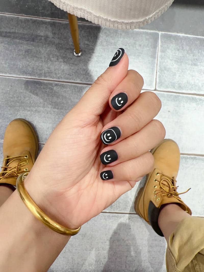 mẫu nail mặt cười cá tính