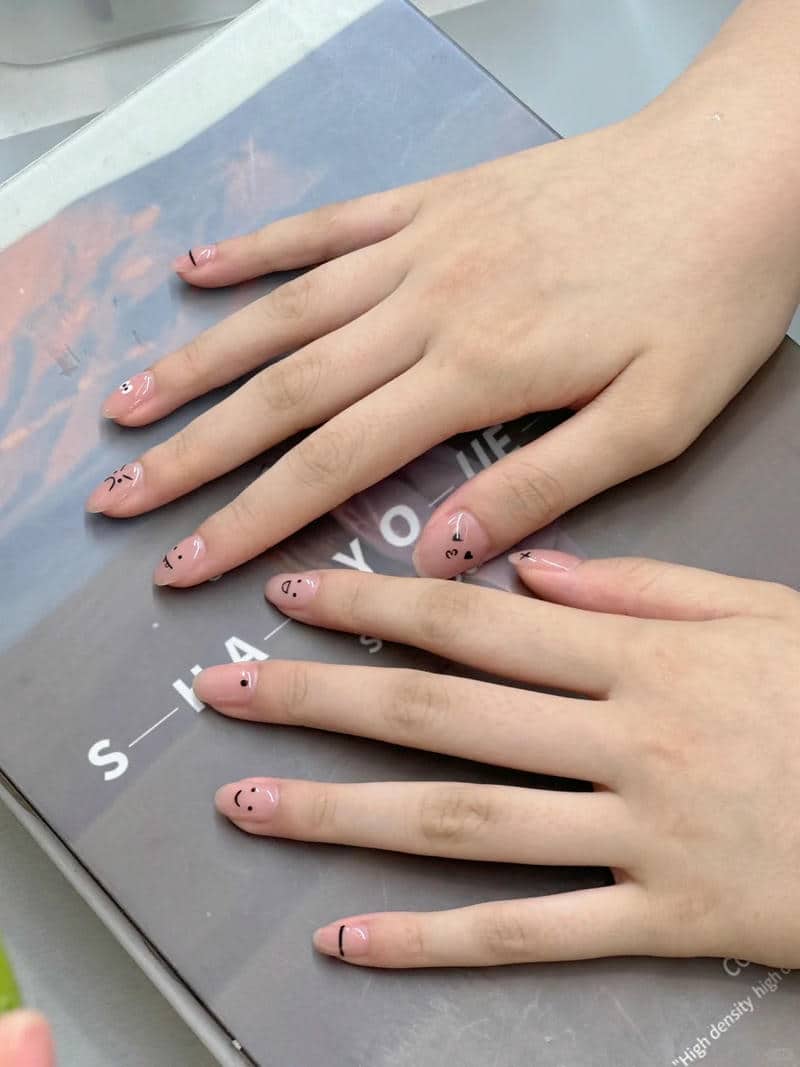 mẫu nail mặt cười đáng yêu