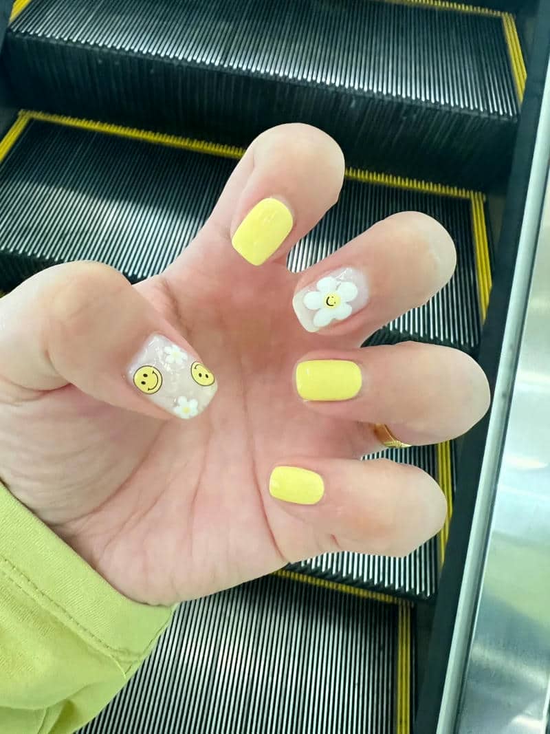 mẫu nail mặt cười