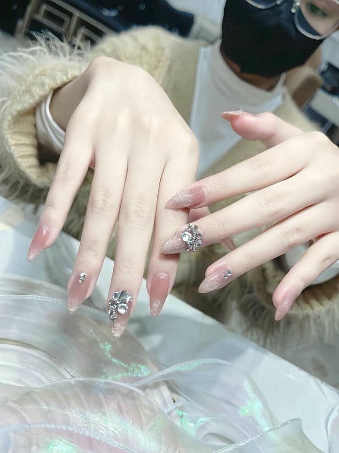 mẫu nail màu hồng thạch đính đá