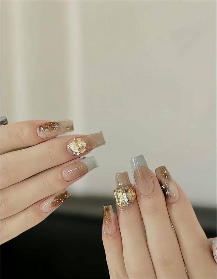 mẫu nail màu nâu đính đá