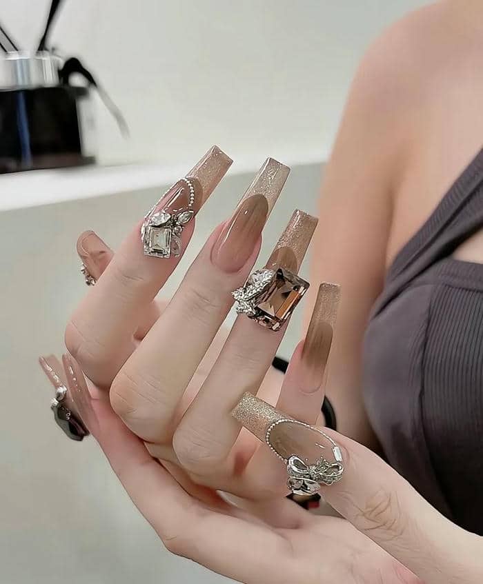 mẫu nail màu nâu đính đá