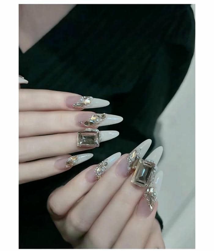 mẫu nail màu trắng sữa đính đá