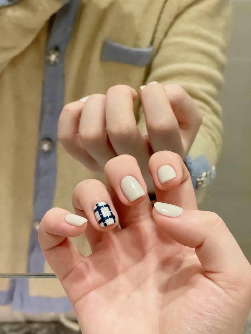mẫu nail màu trắng sữa vẽ
