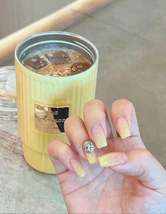 mẫu nail màu vàng đính đá