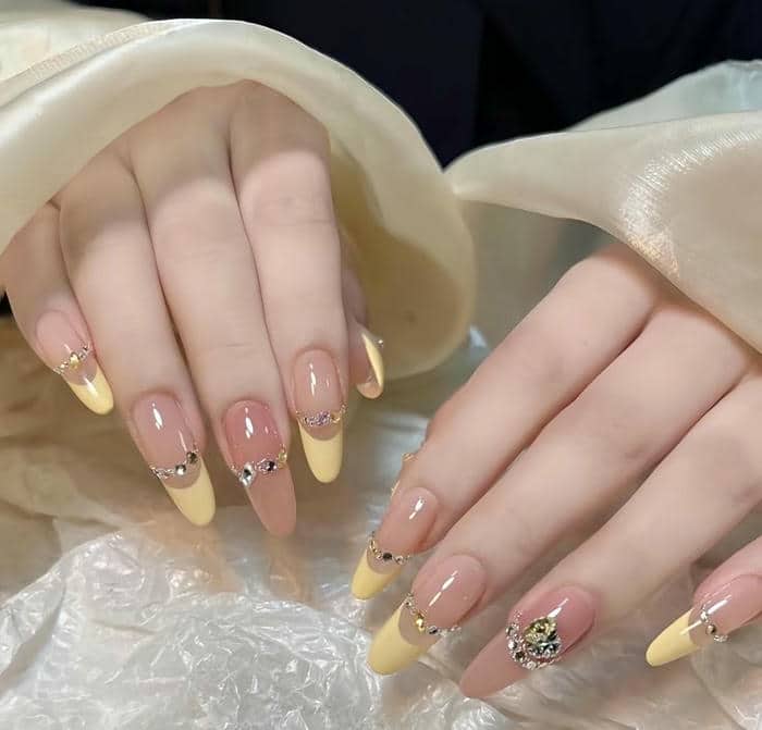 mẫu nail màu vàng đính đá