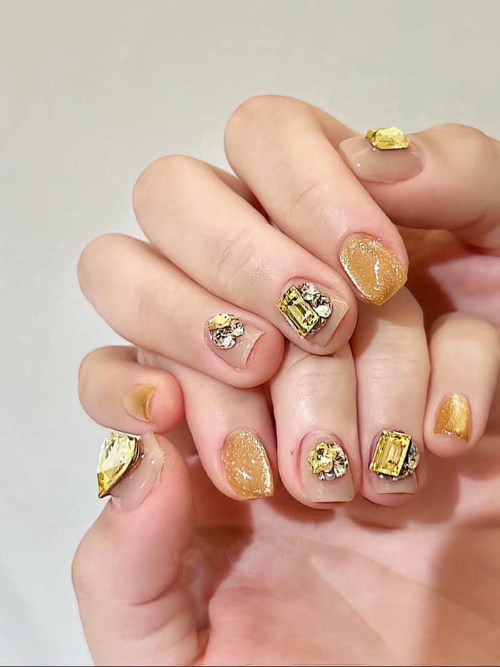 mẫu nail màu vàng nâu