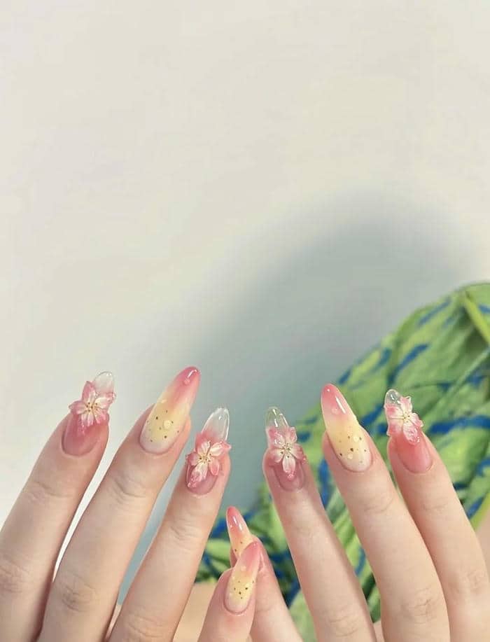 mẫu nail màu vàng nhẹ nhàng