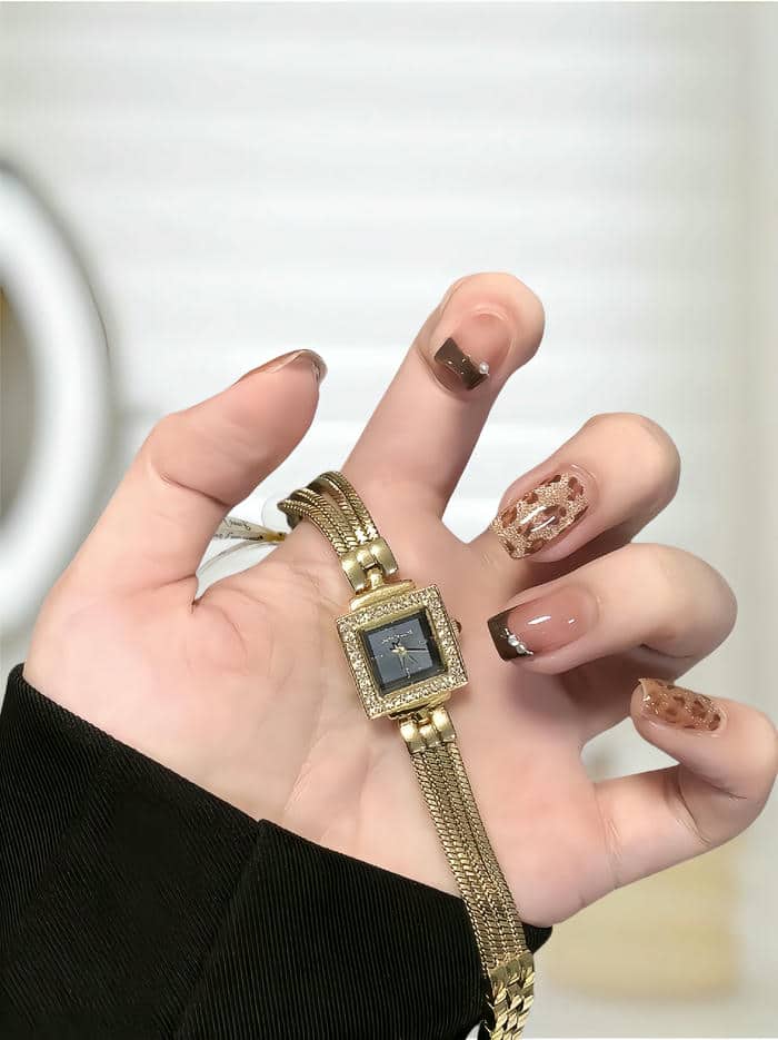 mẫu nail màu vàng