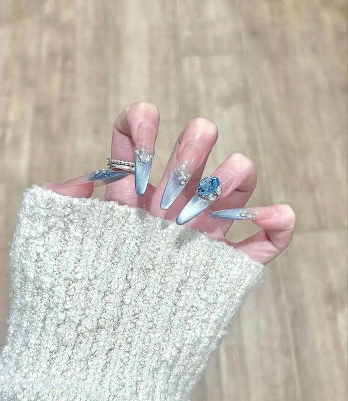 mẫu nail màu xanh dương nhạt đính đá