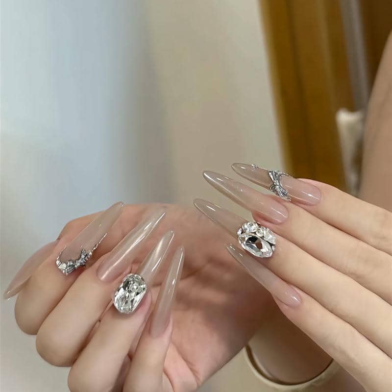 mẫu nail móng nhọn tròn đính đá
