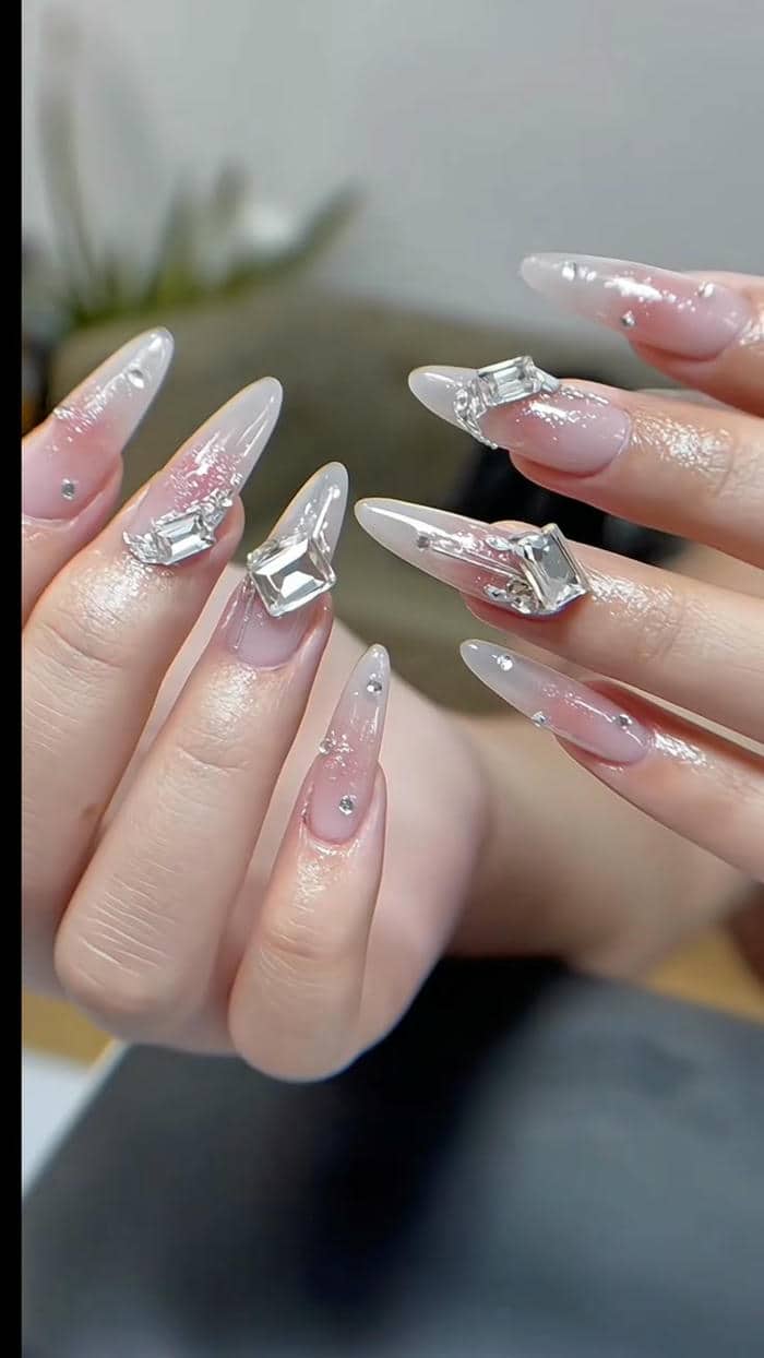 mẫu nail móng nhọn tròn đính đá