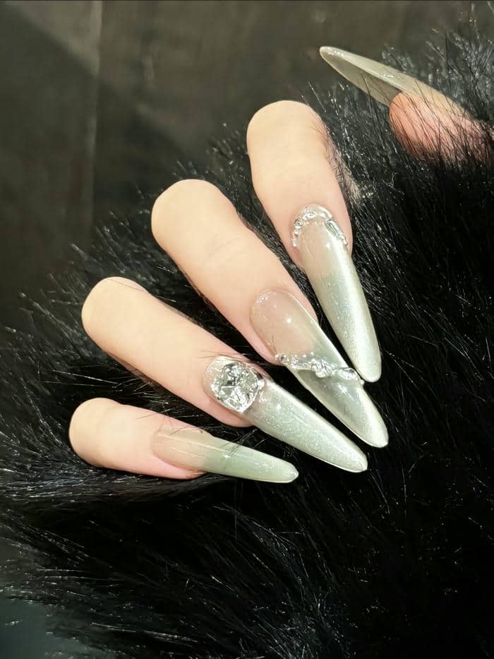 mẫu nail nhọn đính đá