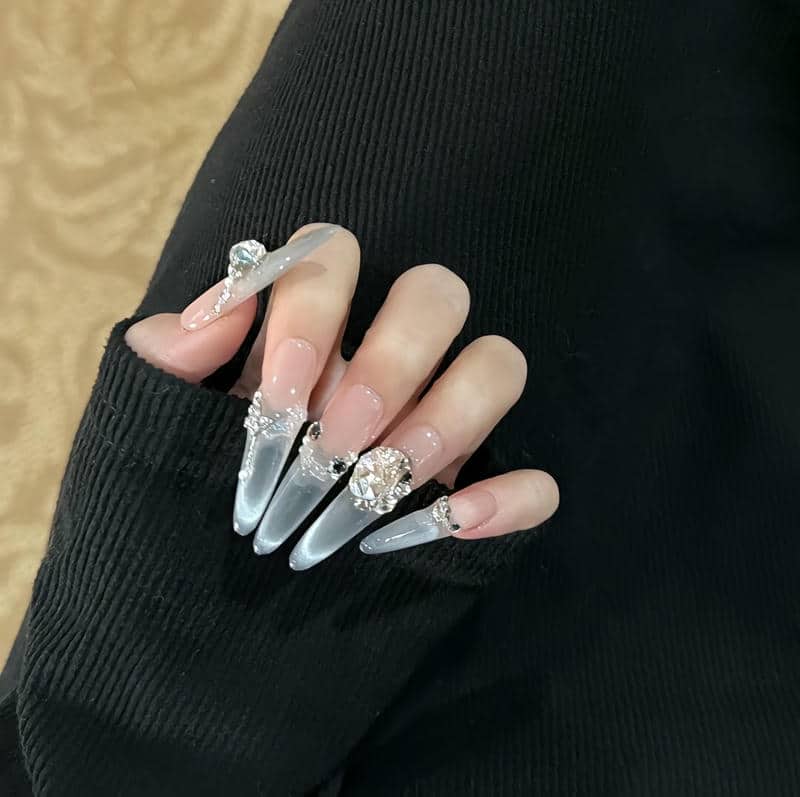 mẫu nail nhọn đính đá sang chảnh